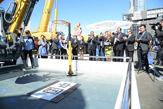 徐工XE35U液壓挖掘機(jī)現(xiàn)場揮毫潑墨、投籃表演,成為展場上的“閃亮明星”